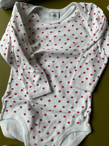 Petit Bateau Body Langarm  95 Weiß mit roten Punkten