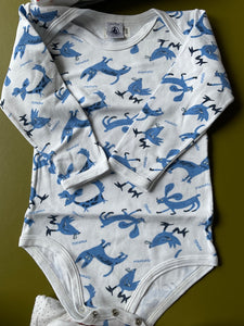 Petit Bateau Body Langarm  95 Weiß mit blauen Mustern Tiere