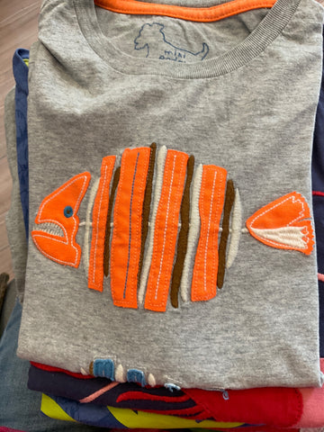 Mini Boden T-Shirt 122/128 Grau mit Grätenfisch orange