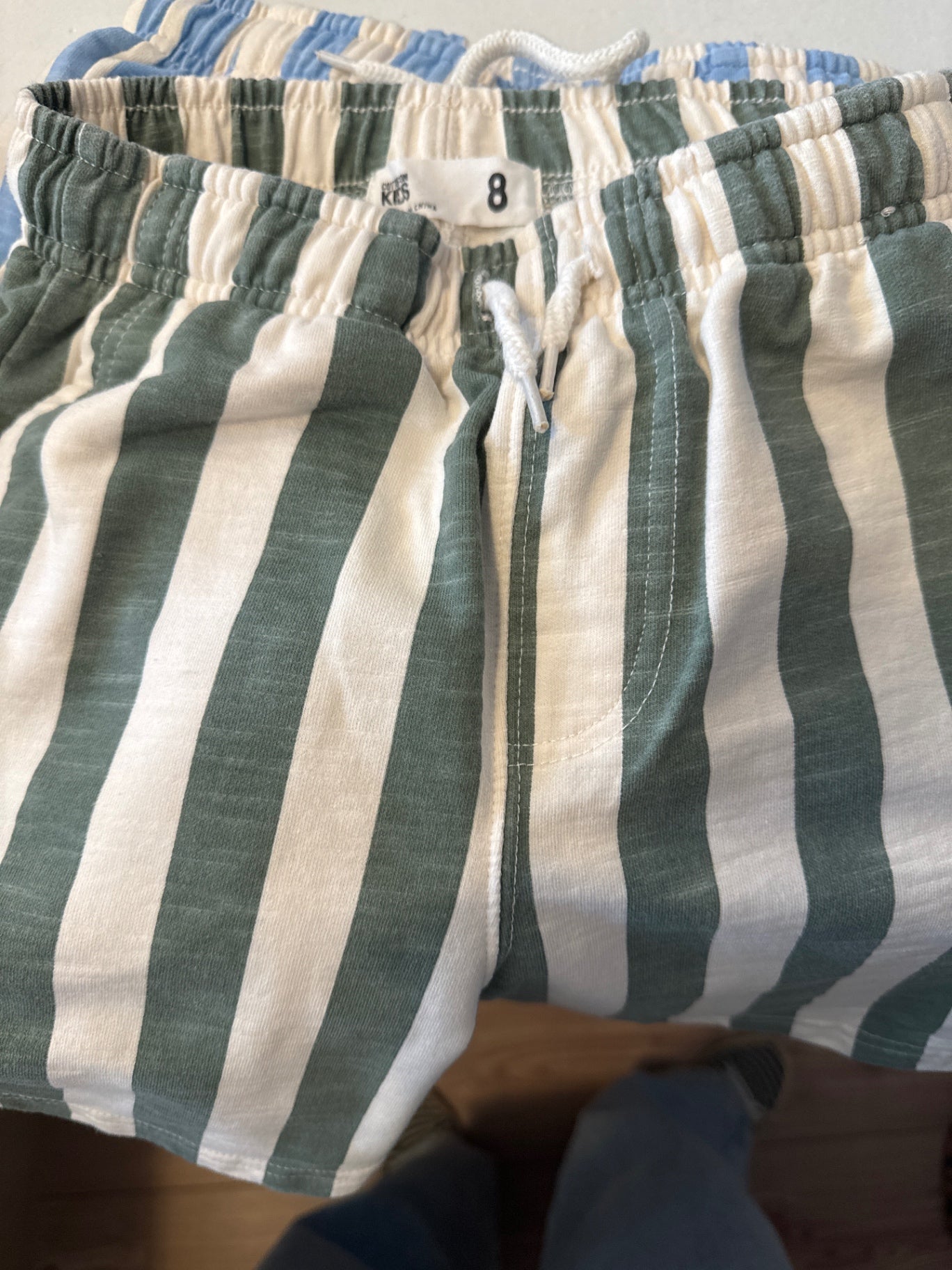 Cotton On Kids Kurze Hose 128 Grün und Weiß