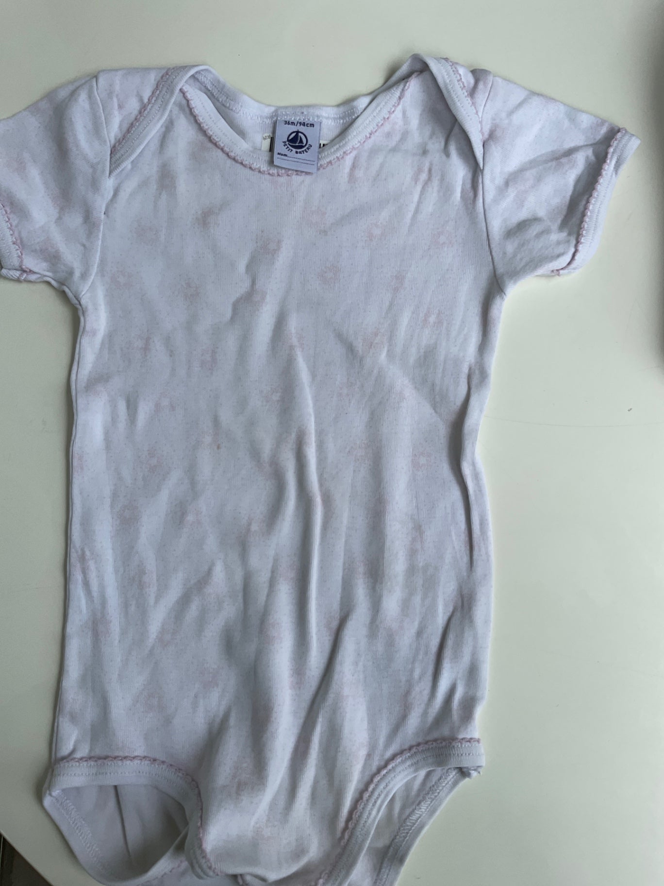 PETIT BATEAU  Body 92 Weiß mit leichten Rosemuster