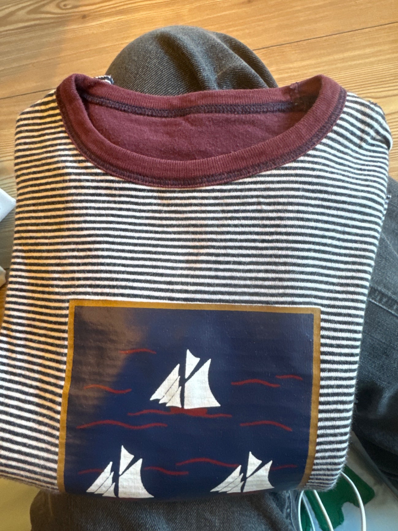 PETIT BATEAU  T-Shirt Langarm 110 Weiß und Dunkelblau gestreift mit burgunderrotem Kragen