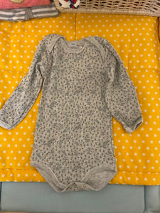 Petit Bateau Langarmbody 74 Grau mit Muster